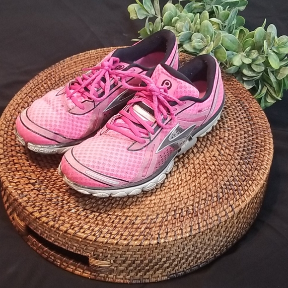 brooks cadence running shoes